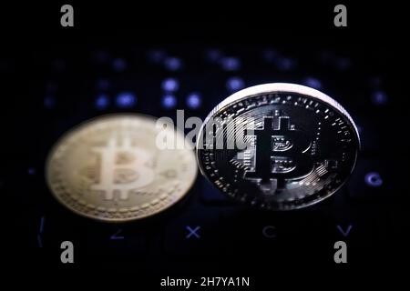 La représentation visuelle de la crypto-monnaie Bitcoin comme pièce d'or est vue sur un clavier d'ordinateur portable. Banque D'Images