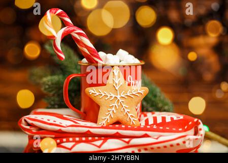 Tasse rouge au chocolat chaud.Décoration de vacances d'hiver.Vacances Banque D'Images