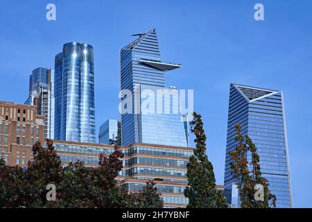 Horizon de Manhattan avec mélange d'anciens et de nouveaux bâtiments Banque D'Images