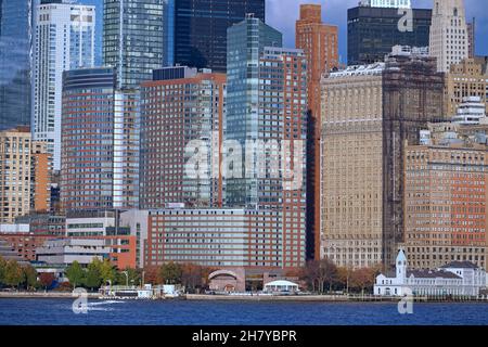 Bâtiments hauts en couleur surplombant le port de New York et Battery Park Banque D'Images