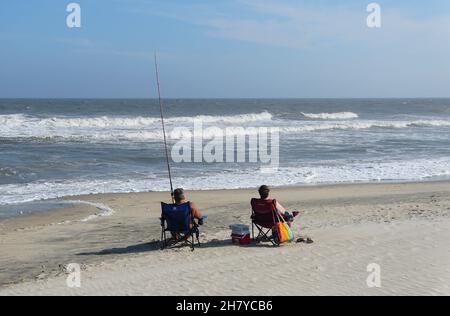Chincoteague, Virginia U.S.A - 21 septembre 2021 - les gens surfent sur la plage Banque D'Images