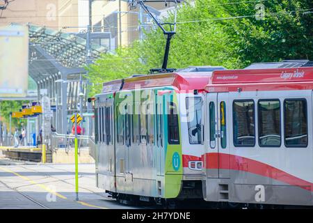 22 2022 août - Calgary Alberta Canada - train LRT Calgary Transit Banque D'Images