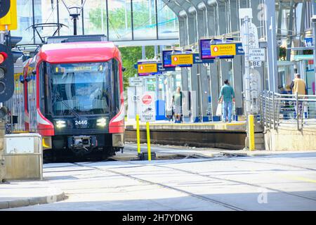 22 2022 août - Calgary Alberta Canada - train LRT Calgary Transit Banque D'Images