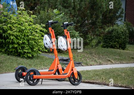 22 2022 août - Calgary Alberta Canada - scooters électriques avec casques dans une rue Banque D'Images