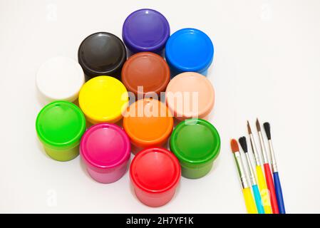 Trois pinceaux et gouaches de différentes couleurs rouge, vert, bleu Banque D'Images
