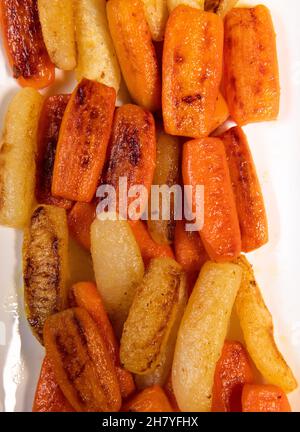 Recette de poulet Hunter avec légumes-racines glacés, carottes, navet avec sa sauce aux champignons déglacés dans le vin blanc et mouillés avec le bouillon de poulet Banque D'Images