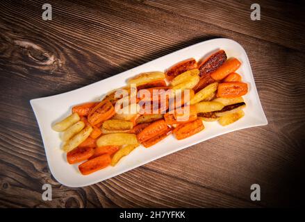 Recette de poulet Hunter avec légumes-racines glacés, carottes, navet avec sa sauce aux champignons déglacés dans le vin blanc et mouillés avec le bouillon de poulet Banque D'Images