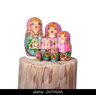 Poupées de babushka disposées sur bois.Groupe de poupées russes colorées peintes en gerbage également connu sous le nom de poupée Matroska ou de poupées russes de thé.Symbole de gra Banque D'Images