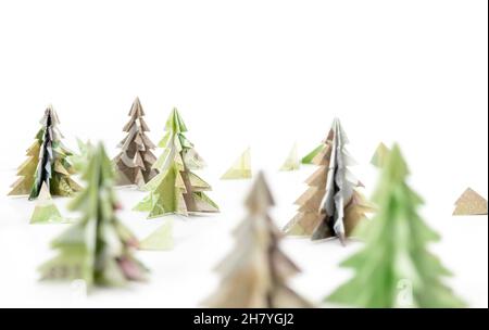 Forêt d'arbres de Noël à l'origami faite d'argent de papier.Arbres de Noël miniatures pliés de fausse monnaie canadienne.Expérience de vacances artisanales ou prob. Financière Banque D'Images