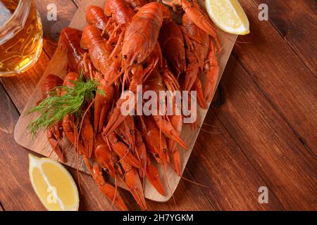 Langoustes bouillies rouges sur une table de style rustique.Cuisine asiatique chinoise crayfish épicé Banque D'Images