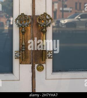 Anciennes poignées de porte en métal sous forme de clé ancienne dans le centre-ville de Victoria en Colombie-Britannique. Banque D'Images