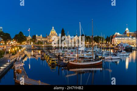 Magnifique port intérieur de Victoria photo de nuit.Parlement Parlement législatif avec éclairage Victoria BC Banque D'Images