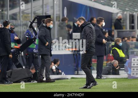 Milan, Italie.24 novembre 2021.Italie, Milan, nov 24 2021: Roberto de Zerbi (directeur de Shakhtar) bouleversé pour le résultat final à la fin du match de football FC INTER vs SHAKHTAR DONETSK, UCL 2021-2022 jour5, stade San Siro (photo de Fabrizio Andrea Bertani/Pacific Press) Credit: Pacific Press Media production Corp./Alay Live News Banque D'Images