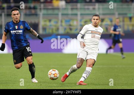 Milan, Italie.24 novembre 2021.Italie, Milan, nov 24 2021: Dodo Domilson (défenseur de Shakhtar) passe tiré dans le cour arrière dans la première moitié pendant le match de football FC INTER vs SHAKHTAR DONETSK, UCL 2021-2022 jour 5, stade San Siro (photo de Fabrizio Andrea Bertani/Pacific Press) Credit: Pacific Press Media production Corp./Alay Live News Banque D'Images