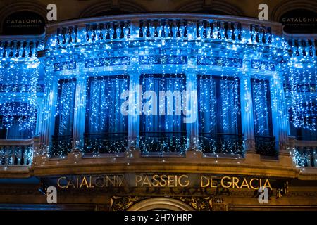 Barcelone, Espagne.25 novembre 2021.L'hôtel Catalonia Passeig de Gracia, rue Gran Vía, est décoré de lumières de Noël bleues. Des lumières de Noël et des décors installés sur les places et les rues de Barcelone illuminent toute la ville avec un esprit de vacances.Ce sera accompagné d'activités de Noël traditionnelles à Barcelone.Crédit : SOPA Images Limited/Alamy Live News Banque D'Images
