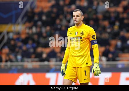 Milan, Italie.24 novembre 2021.Italie, Milan, nov 24 2021: Samir Handanovic (gardien de but) suit l'action dans la seconde moitié pendant le match de football FC INTER vs SHAKHTAR DONETSK, UCL 2021-2022 jour5, stade San Siro (Credit image: © Fabrizio Andrea Bertani/Pacific Press via ZUMA Press Wire) Banque D'Images