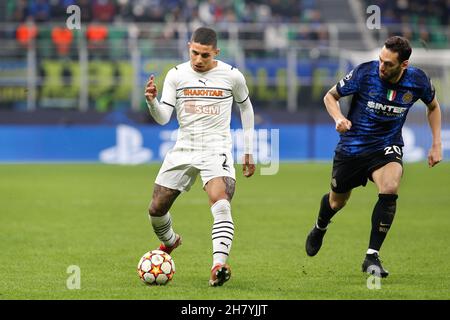 Milan, Italie.24 novembre 2021.Italie, Milan, nov 24 2021: Dodo Domilson (défenseur de Shakhtar) passe tiré sur le terrain dans la seconde moitié pendant le match de football FC INTER vs SHAKHTAR DONETSK, UCL 2021-2022 jour 5, stade San Siro (Credit image: © Fabrizio Andrea Bertani/Pacific Press via ZUMA Press Wire) Banque D'Images