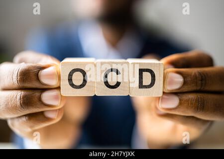 OCD obsession perfectionniste.Perfectionniste avec des blocs de bois Banque D'Images