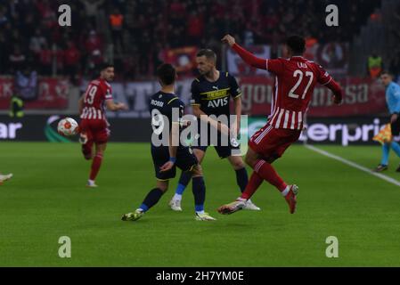 Athènes, Grèce.25 novembre 2021.Kenny Lala (no 27) d'Olympiacos passe la balle parmi les joueurs de Fenerbahçe.(Phot par Dimitrios Karvountzis/Pacific Press) Credit: Pacific Press Media production Corp./Alay Live News Banque D'Images