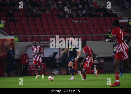 Athènes, Attiki, Grèce.25 novembre 2021.Effort de Mergim Berisha (no 11) de Fenerbahçe, pendant le match.(Credit image: © Dimitrios Karvountzis/Pacific Press via ZUMA Press Wire) Banque D'Images