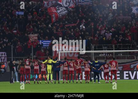 Athènes, Attiki, Grèce.25 novembre 2021.Les joueurs de l'Olympiacos célèbrent leur victoire contre Fenerbahçe.(Credit image: © Dimitrios Karvountzis/Pacific Press via ZUMA Press Wire) Banque D'Images