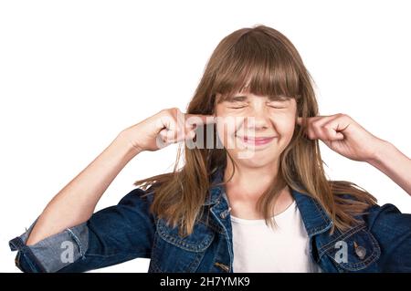 Adolescente avec les yeux fermés ferme ses oreilles avec les mains, isolée sur blanc Banque D'Images