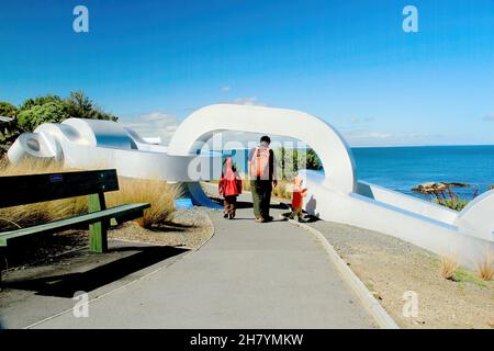 Famille de touristes asiatiques visitant une sculpture d'art de chaîne d'ancre géante à Bluff, Nouvelle-Zélande, le 30 novembre 2010 Banque D'Images