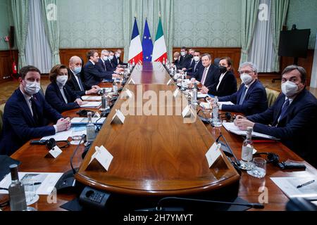 Rome, Italie.25 novembre 2021.Le Premier ministre italien Mario Draghi rencontre le Président de la République de France Emmanuel Macron au Palazzo Chigi.Rome (Italie), 25 novembre 2021Pool de photos Roberto Monaldo Insidefoto Credit: Insidefoto srl/Alay Live News Banque D'Images