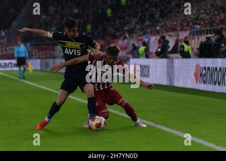 Athènes, Attiki, Grèce.25 novembre 2021.Mert Hakan Yanda ?(No 8) de Fenerbahçe et Oleg Reabciuk (no 45) d'Olympiacos vies pour la balle.(Credit image: © Dimitrios Karvountzis/Pacific Press via ZUMA Press Wire) Banque D'Images