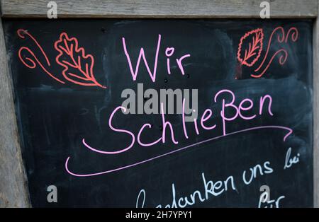 Hambourg, Allemagne.31 octobre 2020.« nous fermons », lit le panneau à l'extérieur d'un restaurant.Credit: Daniel Bockwoldt/dpa/Alay Live News Banque D'Images