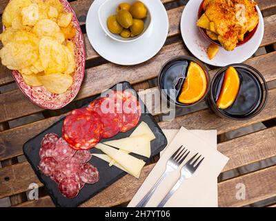 Verres de vermouth rouge servis avec des tapas d'orange et d'espagnol Banque D'Images