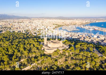 Château Castell de Bellver avec Palma de Mallorca et port voyage vacances vacances vue aérienne photo en Espagne Banque D'Images