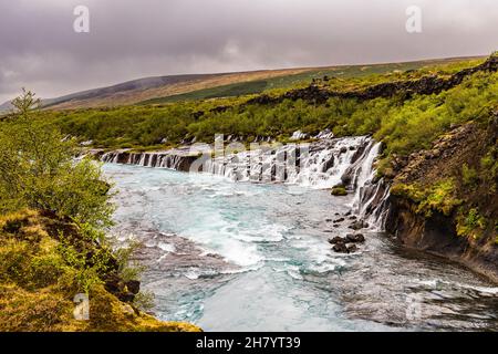 Vue sur la rivière Hvita aux chutes Hraunfossar, près de Borgarnes, Islande Banque D'Images