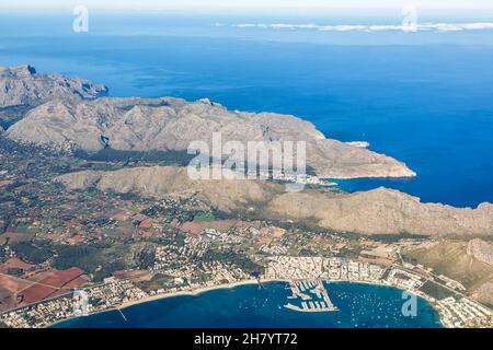 Port de Pollenca sur le port de plaisance de Majorque avec bateaux vacances photo aérienne en Espagne tourisme Banque D'Images