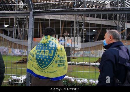 Naples, Italie.25 novembre 2021.Naples, Italie - 25 novembre 2021 : un fan de Boca Juniors en souvenir devant la statue de Diego Armando Maradona, placé devant le Stade en mémoire de sa mort le 25 novembre 2020 .(Photo de Pasquale Senatore/Pacific Press) crédit: Pacific Press Media production Corp./Alay Live News Banque D'Images