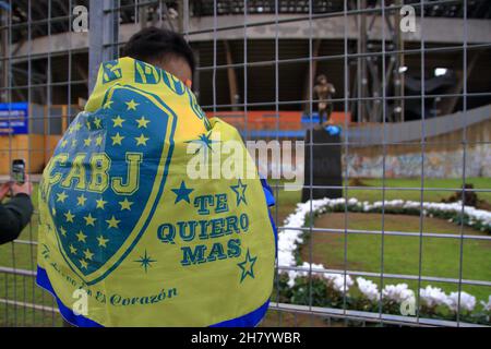 Naples, Italie.25 novembre 2021.Naples, Italie - 25 novembre 2021 : un fan de Boca Juniors en souvenir devant la statue de Diego Armando Maradona, placé devant le Stade en mémoire de sa mort le 25 novembre 2020 .(Photo de Pasquale Senatore/Pacific Press) crédit: Pacific Press Media production Corp./Alay Live News Banque D'Images