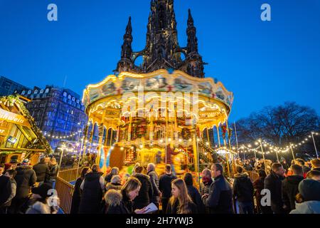 Vue sur le marché de Noël animé le soir à Édimbourg, Écosse, Royaume-Uni Banque D'Images