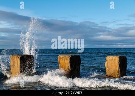 LOSSIEMOUTH, MORAY, ÉCOSSE - 23 NOVEMBRE 2021: - Ceci est la deuxième Guerre mondiale des bollards de défense en béton à West Beach de Lossiemouth, Moray, Écosse sur un Banque D'Images