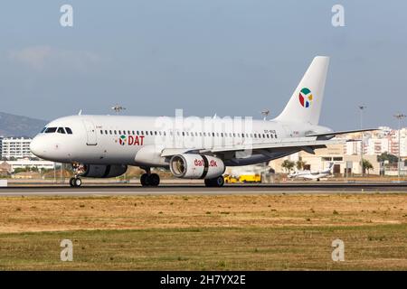 Faro, Portugal - 25 septembre 2021 : avion DAT Danish Air transport Airbus A320 à l'aéroport de Faro (FAO) au Portugal. Banque D'Images