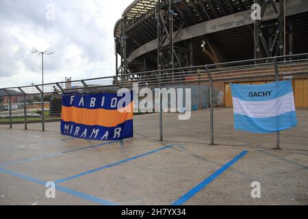 25 novembre 2021, Naples, Campanie/Napoli, Italie: Napoli,Italie - 25 novembre 2021 : banderoles des fans argentins de Boca Juniors vues devant le stade Diego Armando Maradona le jour de la présentation de la statue consacrée à Diego à une année de sa mort le 25 novembre 2020 (Credit image:© Pasquale Senatore/Pacific Press via ZUMA Press Wire) Banque D'Images