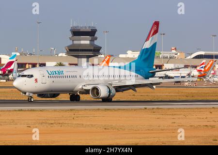 Faro, Portugal - 25 septembre 2021 : avion Luxair Boeing 737-800 à l'aéroport de Faro (FAO) au Portugal. Banque D'Images