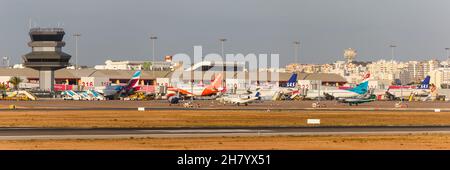 Faro, Portugal - 25 septembre 2021 : avions à l'aéroport de Faro (FAO) au Portugal. Banque D'Images