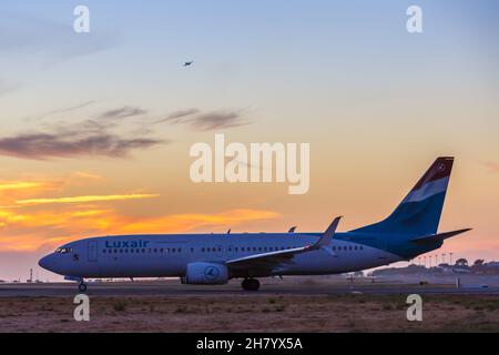 Faro, Portugal - 25 septembre 2021 : avion Luxair Boeing 737-800 à l'aéroport de Faro (FAO) au Portugal. Banque D'Images