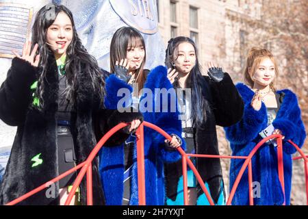 Les membres du groupe de filles coréennes Aespa participent à la 95e édition du défilé annuel de Thanksgiving de Macy à New York.(Photo par Ron Adar / SOPA Images / Sipa USA) Banque D'Images