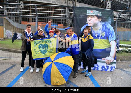 25 novembre 2021, Naples, Campanie/Napoli, Italie: Naples,Italie - 25 novembre 2021 : les fans de Boca Juniors devant une bannière avec l'image de Diego Armando Maradona, posent pour une photo souvenir pendant la présentation de la statue dédiée à Diego et mis devant une entrée du stade.(Credit image: © Pasquale Senatore/Pacific Press via ZUMA Press Wire) Banque D'Images