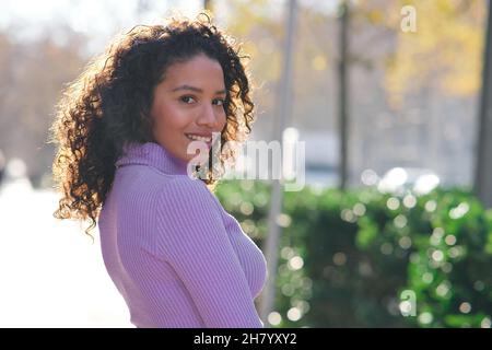Portrait d'une jeune femme debout à l'extérieur. Banque D'Images