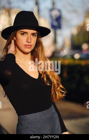 Portrait d'une jeune femme posant à l'extérieur. Banque D'Images
