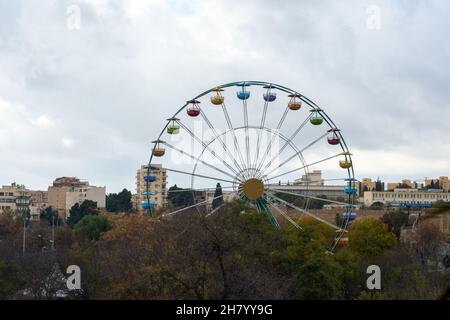 Vue sur la grande roue dans le parc d'attractions de la ville.Setif Eye. Banque D'Images