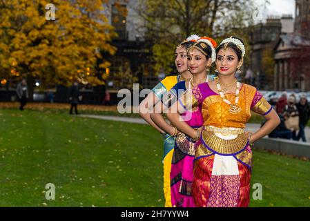 Les femmes indiennes posent dans une robe traditionnelle pour le lancement du festival Diwali à St Andrew Square, Édimbourg, Écosse, Royaume-Uni Banque D'Images