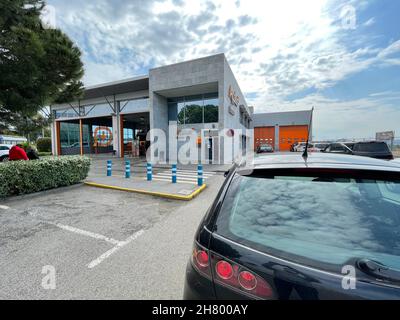 Sabadell, Espagne, 04 16 2021 ans, un dossier de voitures en attente au poste de contrôle de voiture d'applus iteuve (ITV) Banque D'Images